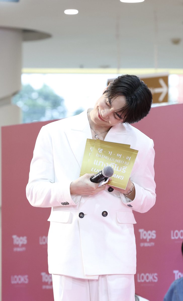 หล่อเกินต้าน หล่อ แบบ หล่อ 😍😍

MAXKY TOPS LOOKS 

#DaengGiMeoRixMaxky
#DaengGiMeoRixMaxkyxTops
#แทงกีโมรีxแม็กกี้
#maxky_rp #แม็กกี้รชต #TOPSofBeautybyLOOKS #TOPSTHAILAND #CentralRama9