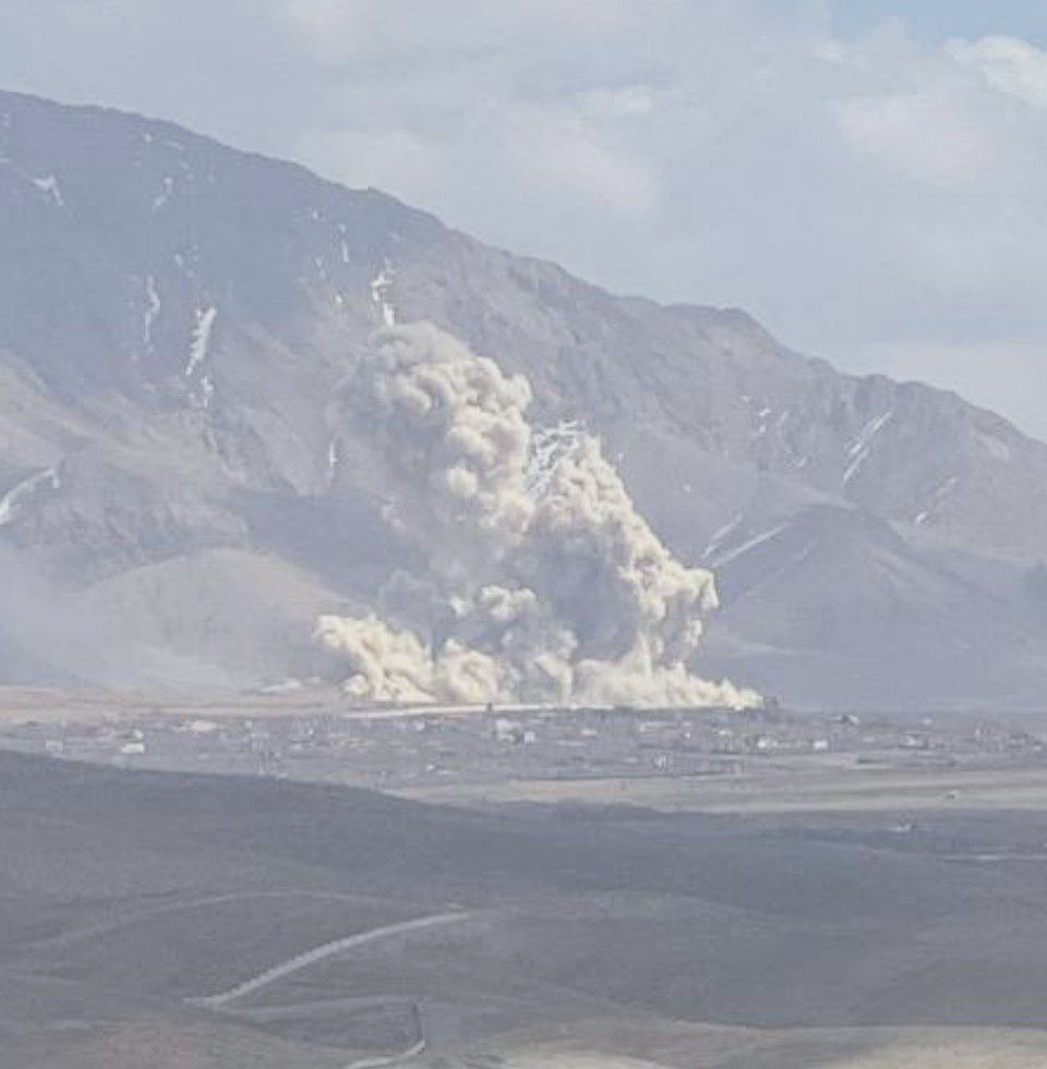 A massive smoke plume is seen after an explosion after missiles from a U.S./Israeli airstrike hit an Iranian Republican Guard base in Damavand, Iran. #usa #israel #iran