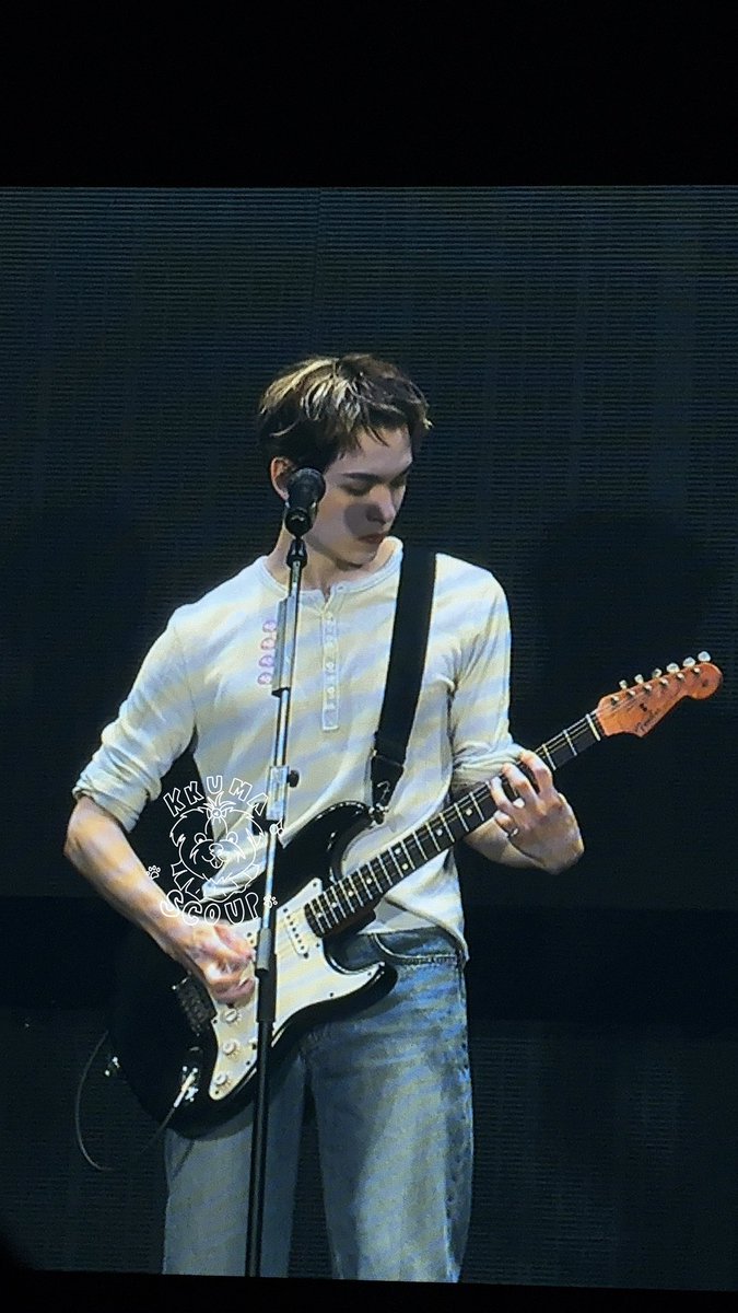 260228 NEW_ HONG KONG 

GUYS LOOK AT MY ROCKSTAR! 🎸

#NEW_HONGKONG
#SVT_WORLDTOUR
#세븐틴 #VERNON