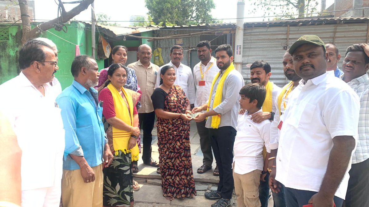 Gowru_charitha's tweet photo. మస్జీద్ లైన్ లలో ఎన్టీఆర్ భరోసా పింఛన్ల పంపిణీ కార్యక్రమం లో భాగంగా ఇంటింటికి వెళ్లి. లబ్ధిదారులకు పింఛన్లు అందజేసిన పాణ్యo నియోజకవర్గం యువ నాయకులు గౌరు జనార్దన్ రెడ్డి గారు.
#GowruJanardanReddy
#panyam
#NTRBharosaPensions
#PensionsPandugaInAP
#IdhiManchiPrabhutvam https://t.co/LnKEKFi5aM