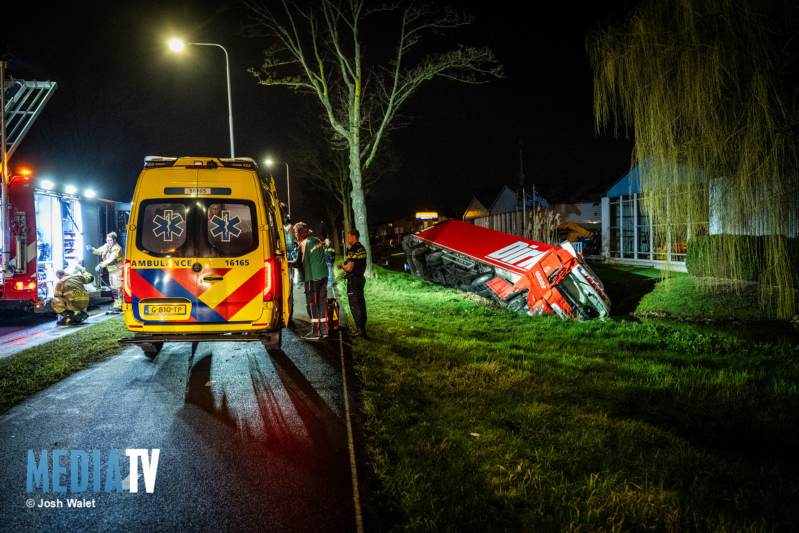 Vrachtwagenchauffeur raakt te water op de N455 in Boskoop