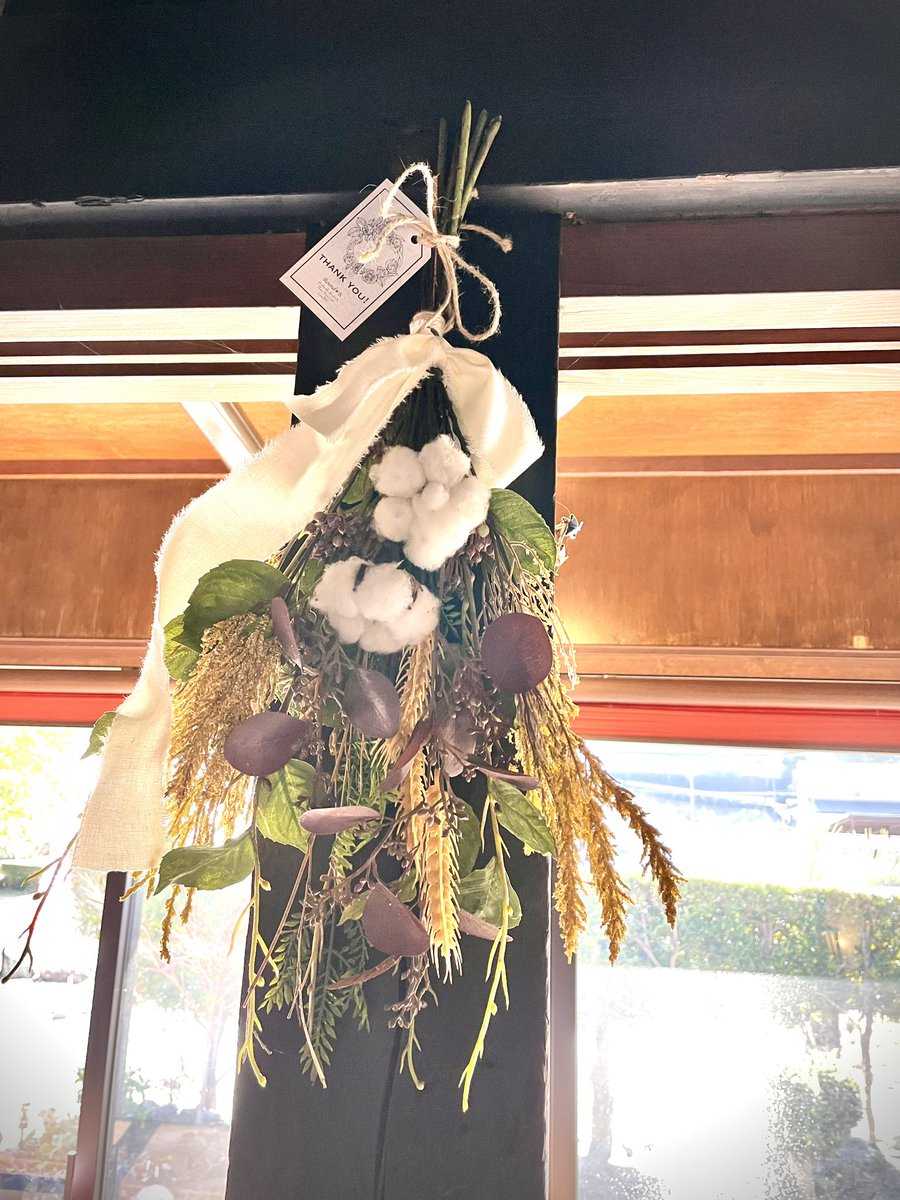 9RoundR's tweet photo. 以前ギフトとしてオーダーいただいた、ナチュラルなスワッグが、お届け先に実際に飾られているのを見ることができた🌿
2月中旬なのに4月の陽気の日、古民家カフェにて☕️
梅の花の白と明るい空の青が美しく穏やかな日🩵
#roundr #スワッグ #ドライフラワー #アーティフィシャルフラワー #古民家カフェ https://t.co/QqwQrh0XSr