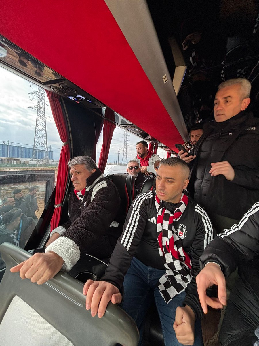 Başkanımız Serdal Adalı, taraftarımızla birlikte deplasman tribününe gidiyor. 🦅

#BeşiktaşAiledir