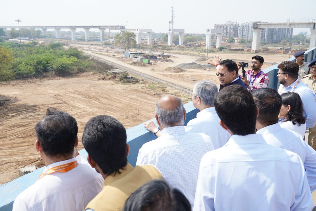 माननीय केंद्रीय रेल, सूचना एवं प्रसारण तथा इलेक्ट्रॉनिक्स एवं सूचना प्रौद्योगिकी मंत्री श्री <a href="/AshwiniVaishnaw/">Ashwini Vaishnaw</a> जी ने अहमदाबाद में प्रस्तावित वटवा मेगा कोचिंग टर्मिनल का निरीक्षण कर परियोजना की प्रगति की समीक्षा की।

🚆 प्रमुख विशेषताएँ:
▪️ ~3 किमी लंबा आधुनिक टर्मिनल
▪️ 12 पिट