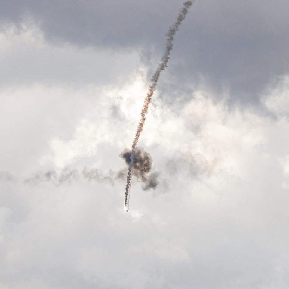 HanaComani's tweet photo. #BREAKING 
 Iranian missiles hit targets US consulate  (The new consulate) in #Erbil Kurdistan region of Iraq https://t.co/U6GGFyfnbB