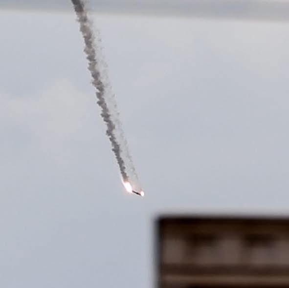 HanaComani's tweet photo. #BREAKING 
 Iranian missiles hit targets US consulate  (The new consulate) in #Erbil Kurdistan region of Iraq https://t.co/U6GGFyfnbB