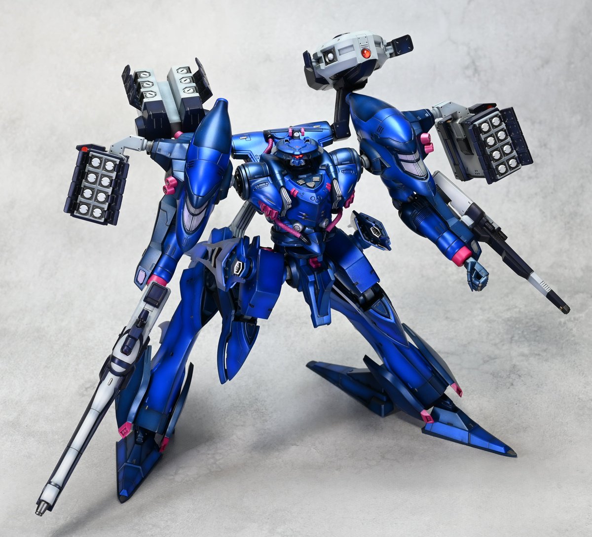 配色モチーフは美しい青いカエルとして有名なコバルトヤドクガエルです。
悪役的なイメージにするために差し色にピンクを入れて毒々しい色合いにしています。