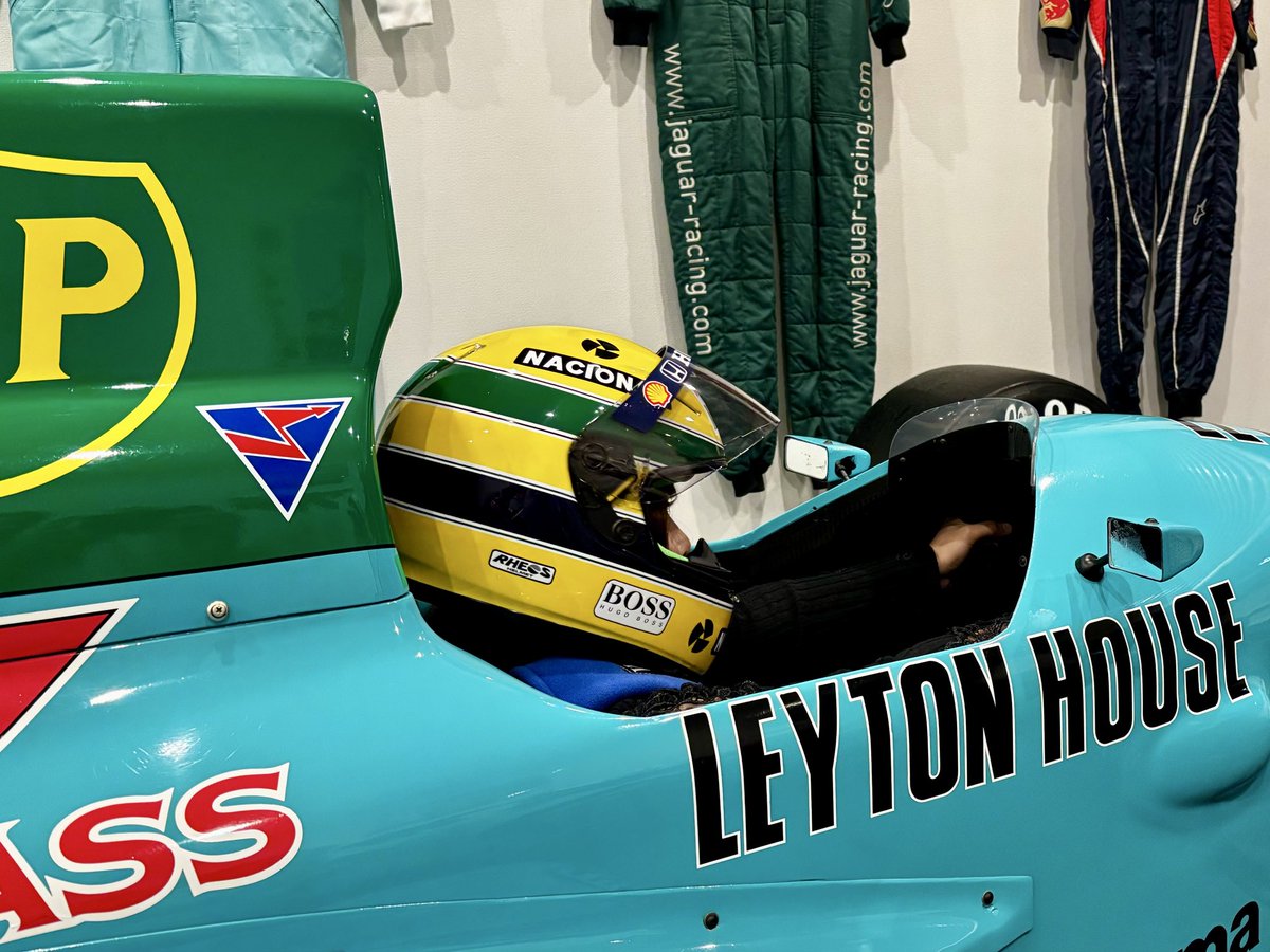 Qoo348's tweet image. 実際は無かったがセナをレイトンに乗せたらめちゃカッコイイ！
セナのヘルメットはどのマシンでも似合うと思う。#f1 #f1jp  #senna