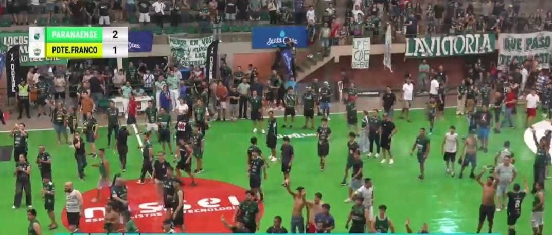 Clásico esteño terminó con violencia y heridos | 😱

El duelo entre Paranaense y Franco, por las eliminatorias rumbo a Caaguazú 2026, cerró con triunfo 2-1 de La Esmeralda, pero el festejo quedó en segundo plano.

Tras el pitazo final se registraron botellazos, golpes y