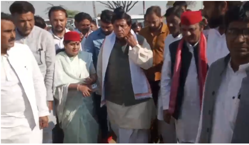 bstvlive's tweet photo. अलीगढ़ : दलित की बारात पर पथराव का मामला
➡सपा का डेलिगेशन पीड़ित परिवार से मिला
➡डेलिगेशन पीड़ित परिवार से मिलने पहुंचा
➡रामजीलाल सुमन के नेतृत्व में डेलिगेशन पहुंचा
➡जवां थाना इलाके में सुनाना गांव में हुई थी घटना
#Aligarh #DalitAttack #SPDelegation @samajwadiparty https://t.co/VNIyiPZfyi