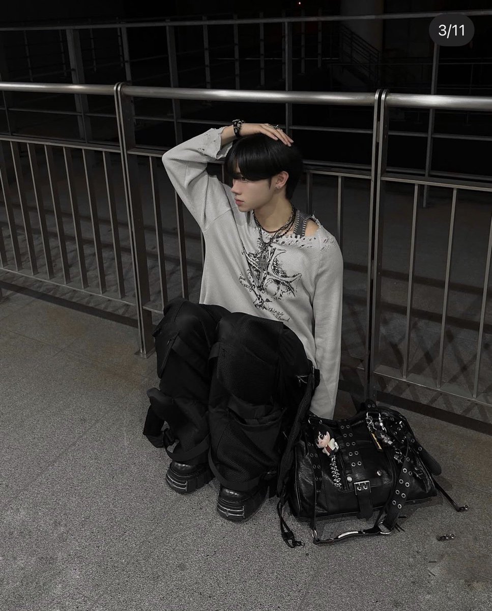 hiro_second23's tweet photo. 【路上撮影のおすすめコーデ】

路上(ストリート)撮影でおすすめしたい、外見のシルエットは、Aラインシルエットのコーディネート。

前提、今のSNSトレンドからみて路上の撮影は、無機質な街並みの情報を写真に含みたいため、引きの撮影をすることが多い。

引きの撮影をすると顔がアップにならないが、全身の完成度(スタイルやファッションレベル)が高いことが求められる。少なからず腰から上までは確実に写真に映る。

スタイルで欧米人に劣る日本人は、足長効果があるAラインシルエットまたはOラインシルエットの服装が路上撮影に向いている。

さらにボトムスとシューズにボリューム感を持たせることで、足元の華奢さを誤魔化し全身の外見レベルを上げることができる。

より足を長くみたせい場合は、ボトムスと靴下、靴の色を統一すると良い。

補足として、フォーマル系に多いIラインシルエットのコーディネートは、場所を選ぶことや顔とスタイルの完成度次第で一気におじさん感が出ることもある。引用元のスーツが良い例だと思う。

今度は、路上撮影で向いている洋服の色味や服の加工についてポストしようと思う。