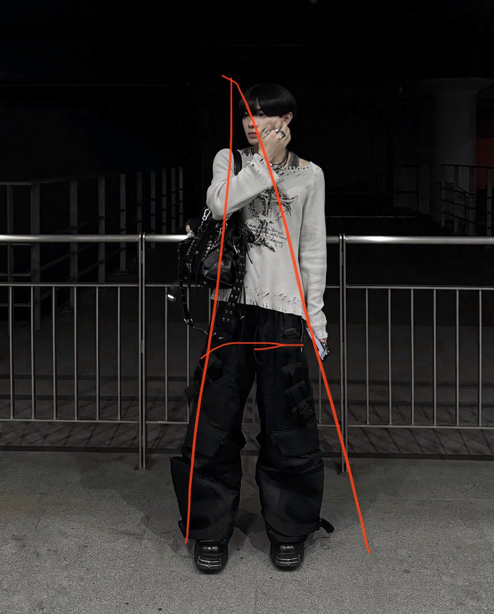 hiro_second23's tweet photo. 【路上撮影のおすすめコーデ】

路上(ストリート)撮影でおすすめしたい、外見のシルエットは、Aラインシルエットのコーディネート。

前提、今のSNSトレンドからみて路上の撮影は、無機質な街並みの情報を写真に含みたいため、引きの撮影をすることが多い。

引きの撮影をすると顔がアップにならないが、全身の完成度(スタイルやファッションレベル)が高いことが求められる。少なからず腰から上までは確実に写真に映る。

スタイルで欧米人に劣る日本人は、足長効果があるAラインシルエットまたはOラインシルエットの服装が路上撮影に向いている。

さらにボトムスとシューズにボリューム感を持たせることで、足元の華奢さを誤魔化し全身の外見レベルを上げることができる。

より足を長くみたせい場合は、ボトムスと靴下、靴の色を統一すると良い。

補足として、フォーマル系に多いIラインシルエットのコーディネートは、場所を選ぶことや顔とスタイルの完成度次第で一気におじさん感が出ることもある。引用元のスーツが良い例だと思う。

今度は、路上撮影で向いている洋服の色味や服の加工についてポストしようと思う。