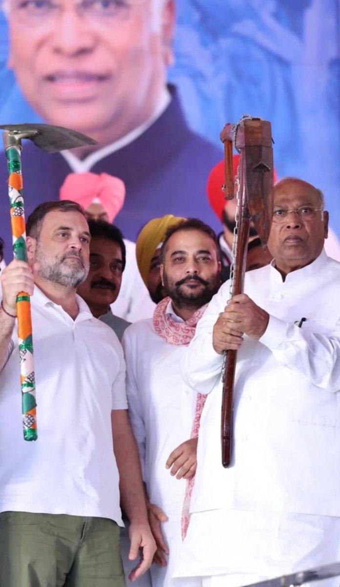 RaminderAwla's tweet photo. ਅੱਜ ਬਰਨਾਲਾ ਵਿਖੇ ਸਾਡੇ ਲੀਡਰ ਸ਼੍ਰੀ @RahulGandhi ਜੀ ਅਤੇ ਕਾਂਗਰਸ ਦੇ ਕੌਮੀ ਪ੍ਰਧਾਨ ਸ਼੍ਰੀ @mallikarjunkhargeinc ਜੀ ਦੀ ਅਗਵਾਈ ਵਿੱਚ ਬਰਨਾਲਾ ਵਿਖੇ ਕਿਸਾਨ ਬਚਾਓ,ਮਜ਼ਦੂਰ ਬਚਾਓ ਮਹਾਂਰੈਲੀ ਦੌਰਾਨ ll https://t.co/N6yEqcywJx