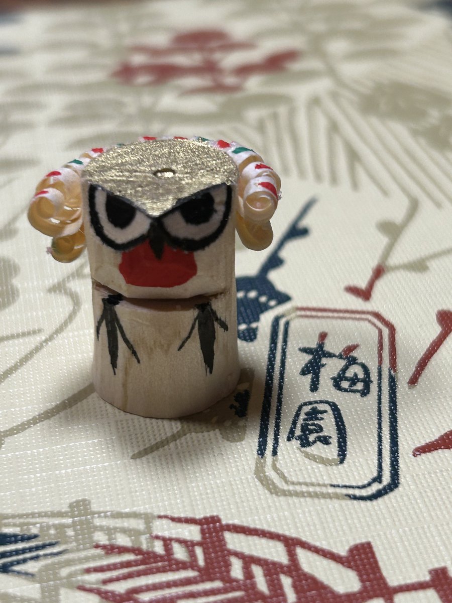 先日購入した、太宰府名物うその餅
通常はうぐいす色ですが、この日は天神様の日限定紅梅色🩷&amp;本年最後の木うそ入り

中には紫蘇の香りの求肥

落雁粉に埋もれた木うそが、なんともユーモラスな表情😊

#太宰府天満宮
#梅園
#うその餅
#天神様の日