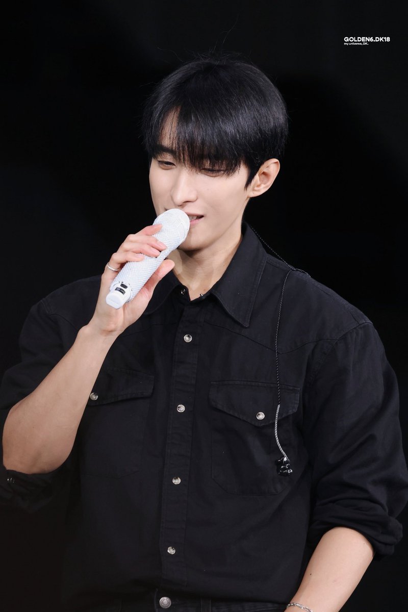 Black shirt, steady hand on the mic, and a quiet crowd waiting on the next note. I don’t need to say much — I let the voice do the work.