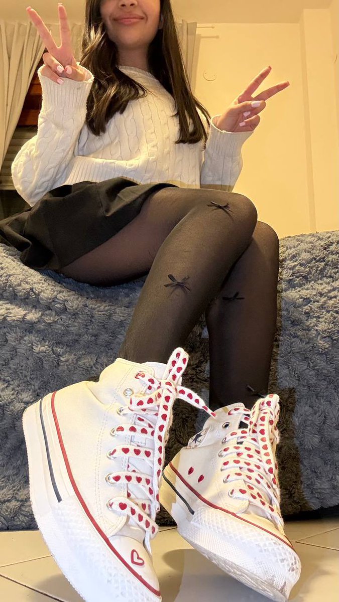 Beatric94217754's tweet photo. Oggi, per la prima volta dopo tanto, ho rimesso le calze… e c’era una giornata stupenda ☀️

E quanti sguardi sulle mie gambe perfette 🙈
La combo è troppo cute: scarpe con cuoricini + calze con fiocchi 🎀 https://t.co/YU6EEoHs3V
