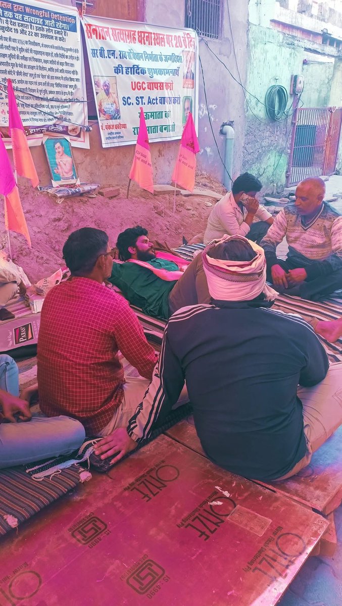 आज धरना स्थल पर भारतीय जनसंघ के प्रदेश अध्यक्ष प्रयागराज ब्लॉक प्रमुख  कुलदीप पांडे जीं एवं राष्ट्रीय सवर्ण आर्मी लखनऊ  से आलोक तिवारी जीं हाथरस के विभिन्न गाँव से प्रधान साथियों सहयोगियों ने आकर पंकज धवरैय्या कॊ आशीर्वाद प्रदान किया। 

#UGC_काला_कानून_वापस_लो #UGC_RollBack
