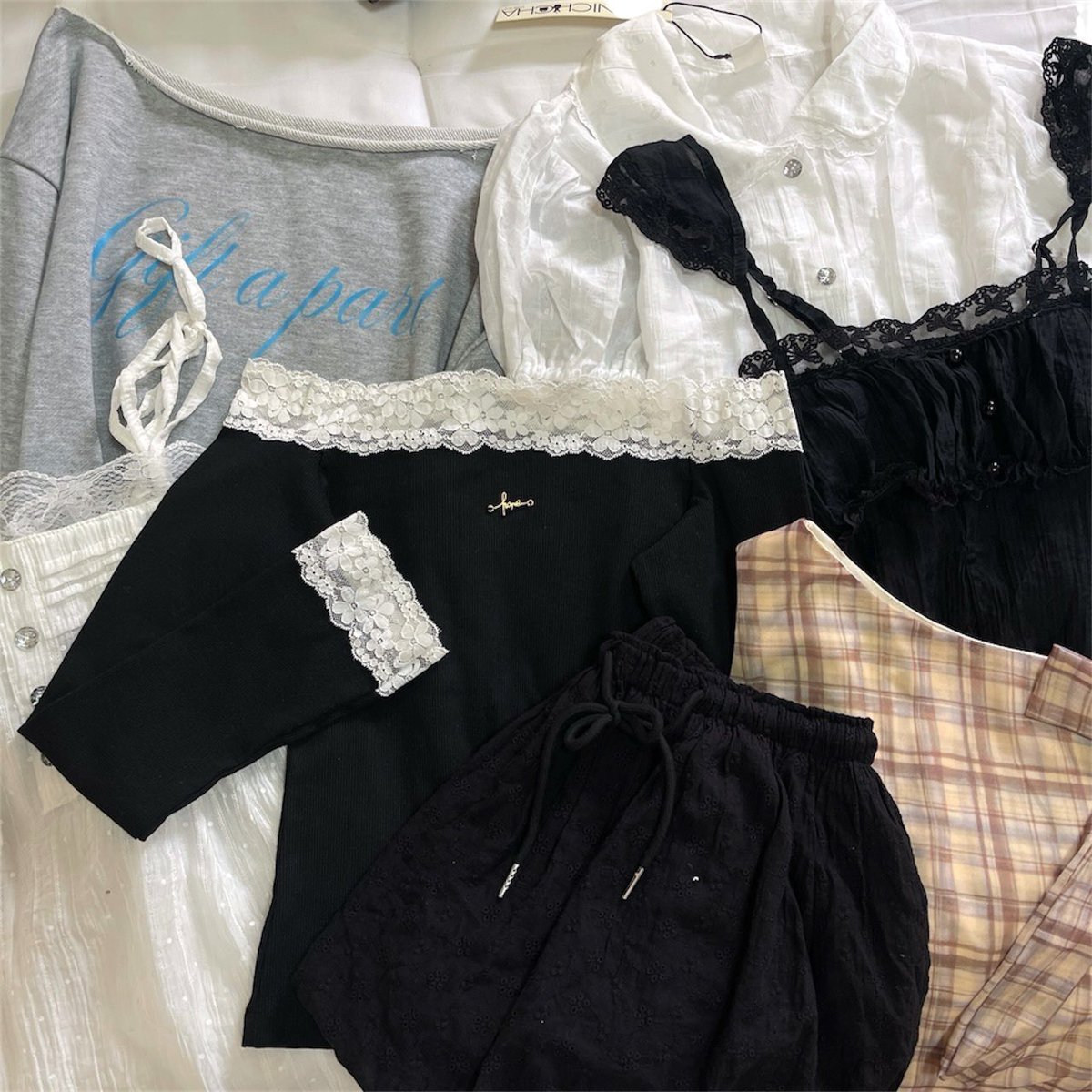 • ﻌ - ა Hi Hi 💭🍥🍧
ลงของพรุ่งนี้ (01/03) 21.00 น.

╸♡̶ส่งต่อเสื้อผ้า งานIG กระโปรง กางเกง

  ✮ shipping 1-3ตัว 40.- 3ตัวขึ้นไป 45.-

รีทวิต + ปัก + ฟอล ลด5.-  🍡

#ส่งต่อ #ส่งต่อเสื้อผ้ามือสอง #เสื้อผ้ามือสอง #ส่งต่อเสื้อผ้า #ส่งต่อกระเป๋า #กระเป๋ามือสอง