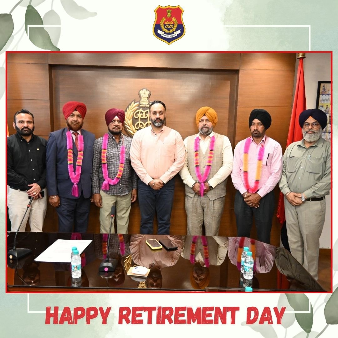 sasnagarpolice's tweet photo. SAS Nagar Police gave a farewell party to retired police officers on the occassion of their retirement and honored them for performing their duty with complete dedication and honesty throughout their service.
#ForcelsFamily
#PunjabPolicelndia https://t.co/CcEpqAS7o8