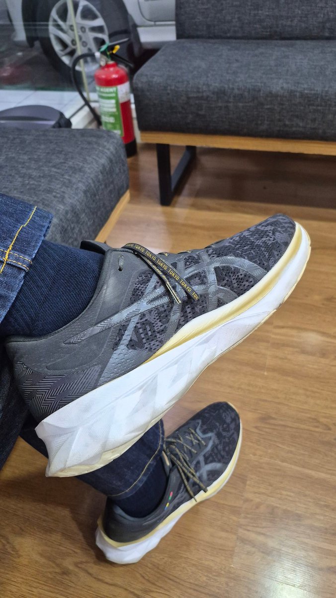 AlbertusPN's tweet photo. Sepatu lari di kaki yang salah cuma dipake keliling nyari takjil di mall https://t.co/wUwDzeULzJ