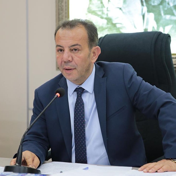 Emekli Albay Orkun Özeller'den Tanju Özcan'a destek açıklaması:

"Vatandaşlık bağı ile hepimizin Türk olabilme zenginliğini istemeyerek, bu maddeden rahatsız olanlar yani  bir millet olmayı istemeyenler,  istedikleri ülkeye gidebilir. 
Tanju Özcan başkanın yanındayım."