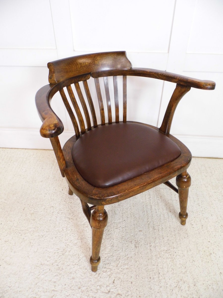 vintageretro7's tweet image. A genuine piece of RAF history — Vintage ex-RAF oak captain’s desk armchair by R H Mines (GRV). Restored oak, new real leather seat pad. £325. FREE shipping within 150 miles of PE109LA. More details: wix.to/n9KN6Ja

#Vintage #RAF #AntiqueChair #Restored #FilmProps