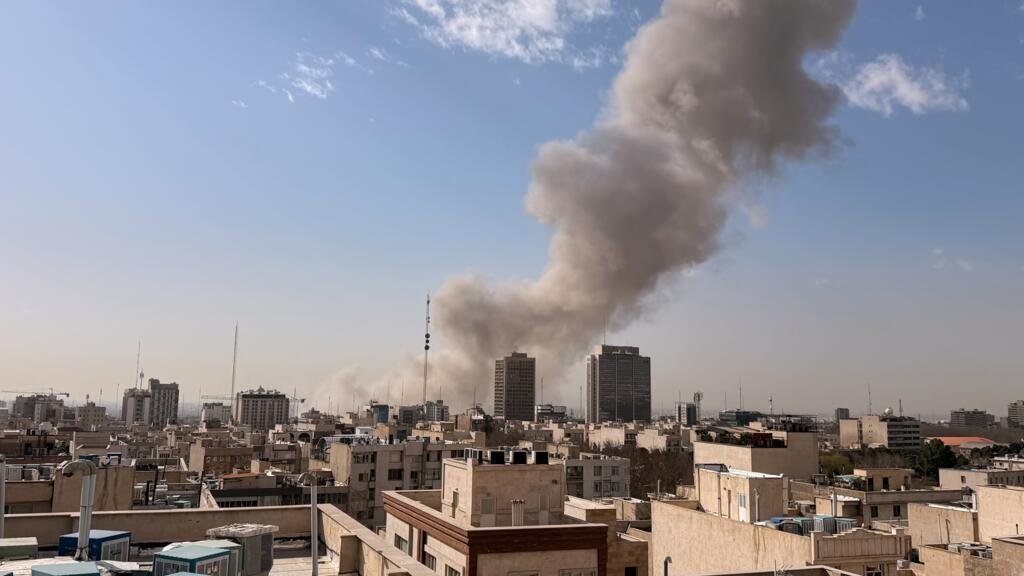 FrancoisCame's tweet photo. Selon le "droit international", attaquer l'Iran est illégal.

Certes, les mollahs financent depuis près de 50 ans des groupes terroristes, pour attaquer sans cesse les démocraties.

Certes, leur "proxy", le Hezbollah, est devenu un extraordinaire cartel de la drogue.

Certes, ils payent les Houthis, pour menacer le commerce mondial dans le Golfe Persique.

Certes, ils risquent très prochainement de posséder l'arme nucléaire.

Certes, ils pendant et mitraillent leur peuple.

Mais selon le droit international : 

-La menace envers les démocraties n'était pas "imminente", ce qui est pourtant une condition essentielle (la menace est juste continue, mais on s'en fiche).

-Le "droit international" interdit toute ingérence dans les affaires intérieures d'un pays (même si un régime est une dictature sanguinaire qui massacre son peuple).

-Et l'Onu n'a pas validé cette attaque, ce qui la rend vraiment très illégale (même si la Russie, alliée des mollahs, aurait évidemment mis son veto à toute attaque pouvant les déstabiliser).

Voilà. C'est dit.

Au regard du "droit international", l'attaque contre l'Iran est donc illégale.

A moins que l'organisation de l'Onu et le "droit international" ne soient, finalement, qu'une vaste blague.
Qui, dans les faits, n'a jamais été respecté.

Et qui, sur le fond, n'est pas vraiment respectable.🙂