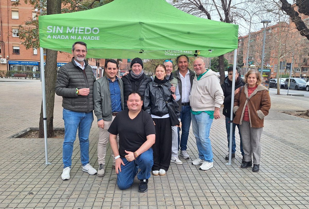 VOXSantMarti's tweet photo. Gran acogida a VOX en el barrio del #BesòsMaresme #SantMartí #Barcelona.

Los barceloneses lo tienen claro: Somos la única esperanza para recuperar todo lo que han destruido. https://t.co/YavCulVIky