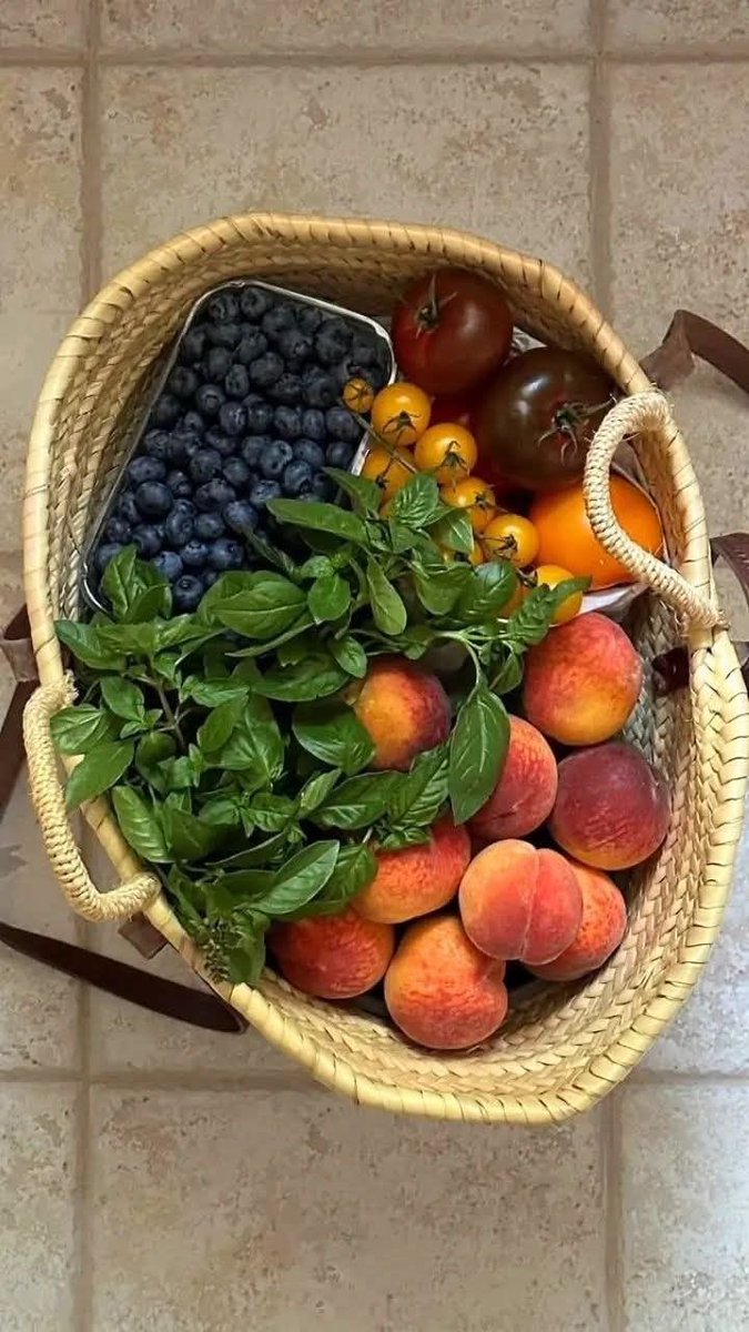 IMIrinaMotina's tweet photo. My main focus is always on fresh, unprocessed foods that don’t have labels at all: fruits, vegetables, whole grains, legumes.

#IMNutritionCoach #PlantBasedDiets #AntiInflammatory https://t.co/ICWcR3cp5X