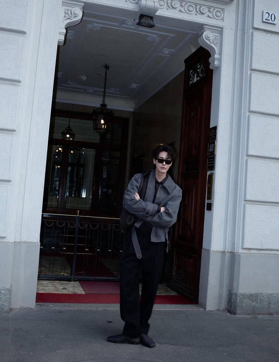 Tall and handsome Dew with Bottega Veneta

#BottegaVenetaxDew