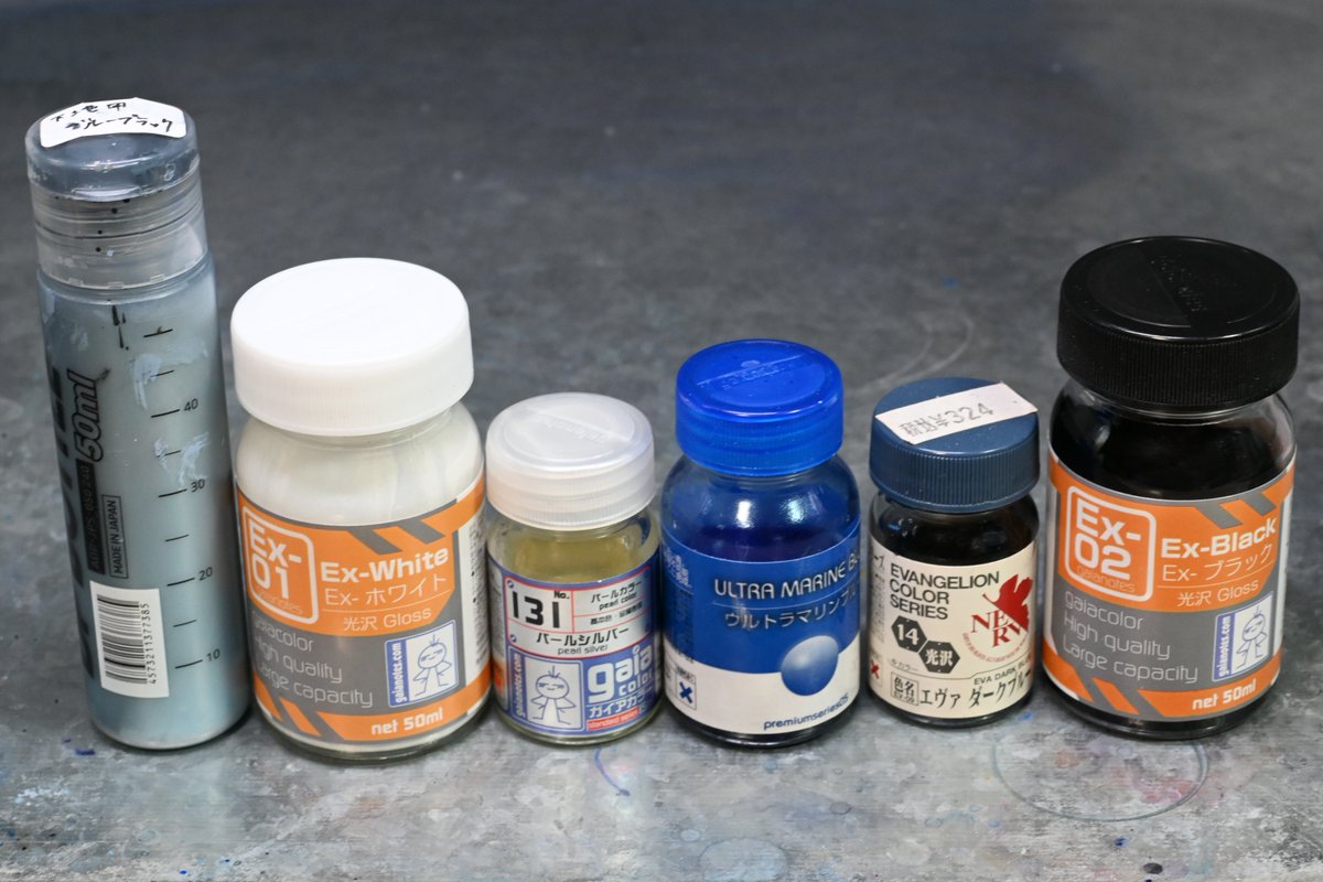 メイン青：自作ブルーブラック→濃い水色→EX白でグラデ塗装して、パールシルバーでコート。1：1でクリアで薄めたウルトラマリンブルー。
サブ藍色：ブルーブラック→EX白でグラデして、パールシルバーでコート。ウルトラマリンブルー、ダークブルー、EX黒、クリアを混ぜてコート。