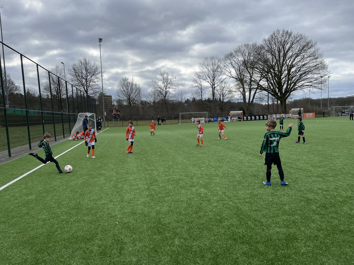 voshans's tweet image. De ene derby is de andere niet. Maar die tussen jeugdteams in de oudste stad van Nederland, #Nijmegen, hebben altijd iets speciaals. Vandaag ook tussen #Orion O9 - met mijn kleinzoon Tobias - en #Trekvogels 09. Van 0-2 naar 2-2 naar 2-3. Loeispannend van begin tot eind. #voetbal