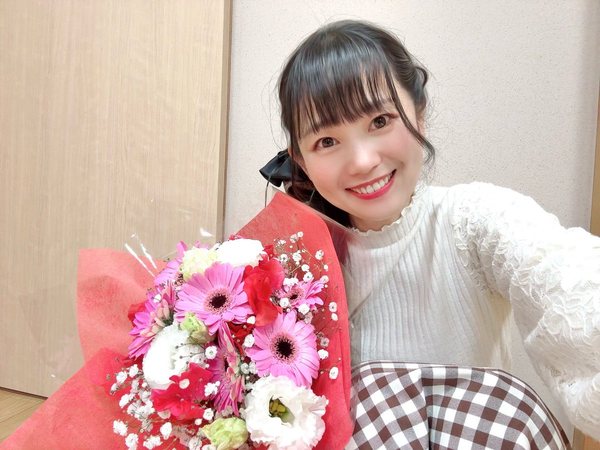 oguri_sakura's tweet photo. #宝暦治水シンポジウム

華やかで可愛らしい花束をいただきました！
と思ったら、さくらゆきをイメージしてくださったんですって🥰嬉しい✨

あ、今日お渡しした物販特典にチョコレートが入っていましたが、あれは2週間遅れのバレンタインです！(2月なのでギリセーフ扱い笑) https://t.co/upXyoR3EFu