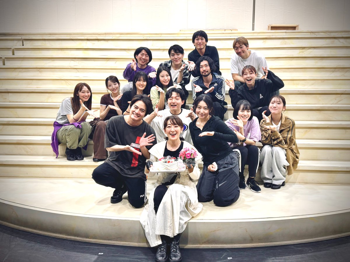＼稽古場より📷️／

#ミュージカル破果
本日2/28は、主演・爪角(チョガク)役
#花總まり さんのお誕生日🎂
稽古場にいらっしゃるメンバーでお祝い🎉しました！
✨おめでとうございます✨

†††††††
#破果 #パグァ
いよいよ3/7(土)〜開幕‼️
チケット発売中🎫
公式HP👉musical-pagwa.jp