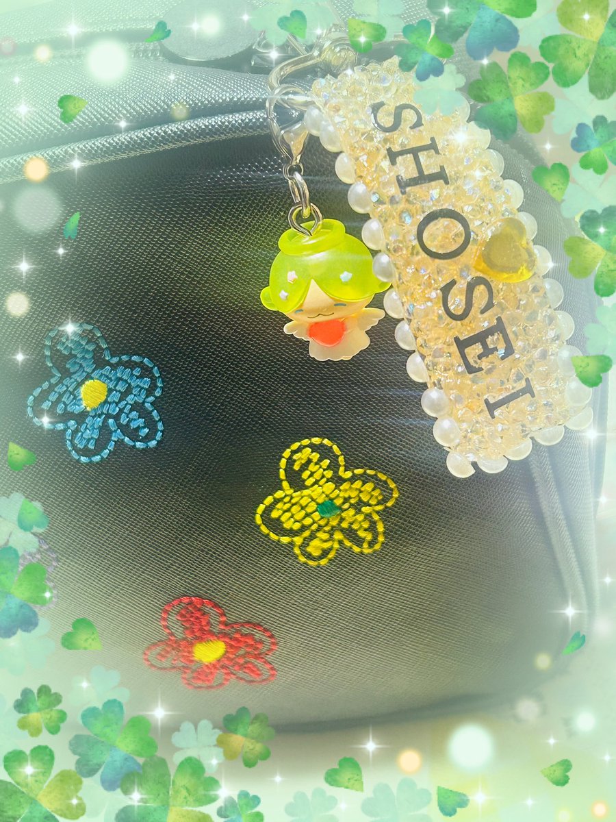 今日はお家でのんびりday🏠 キラキラキーホルダー作ったよ