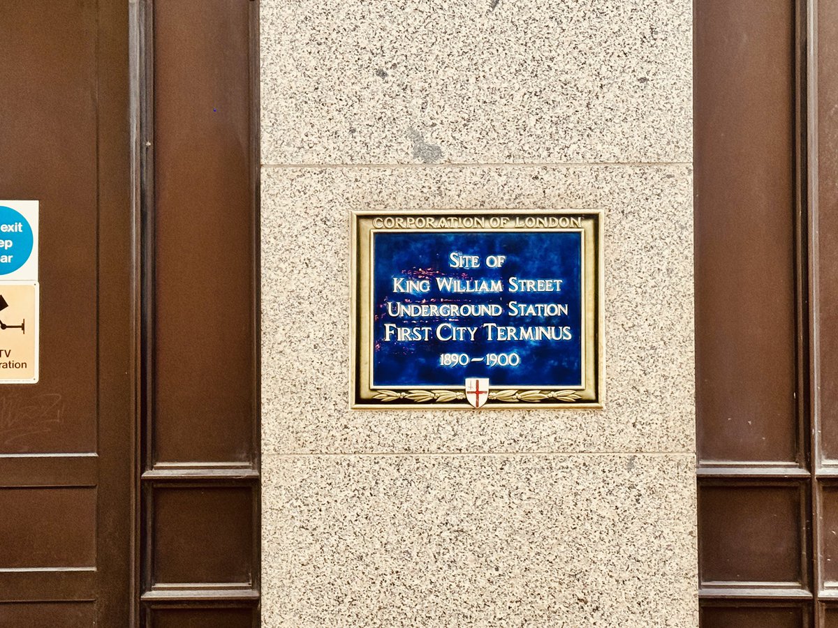 barrysviews's tweet photo. Just around the corner from Moorgate station is this blue plaque marking the site of King William Street station 🚇

Opened in 1890, later closed and abandoned. A hidden Underground gem in the City. 👀

#HiddenLondon #LondonUnderground #BarryOnTheRails https://t.co/2VPkgG2Gu2