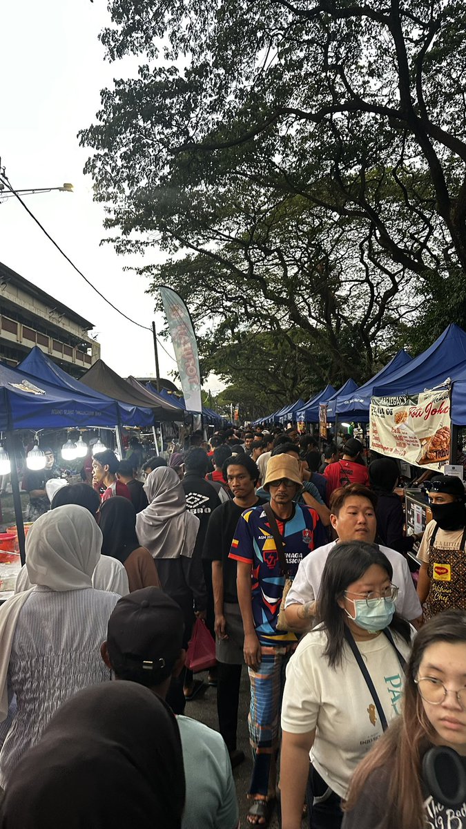iezadrushdan's tweet photo. Dekat Bazaar Ramadhan Jalan Kuching hari ni chaos sebab QR semua x function. Kita pulak cashless. Yg menariknye peniaga kat sini mostly ckp “xpe lah korang ambik je gambar QR ni, nanti balik atau bile2 dah okay baru transfer.” Level of trust top notch sesama manusia in Ramadhan. https://t.co/LG78qBG1jb