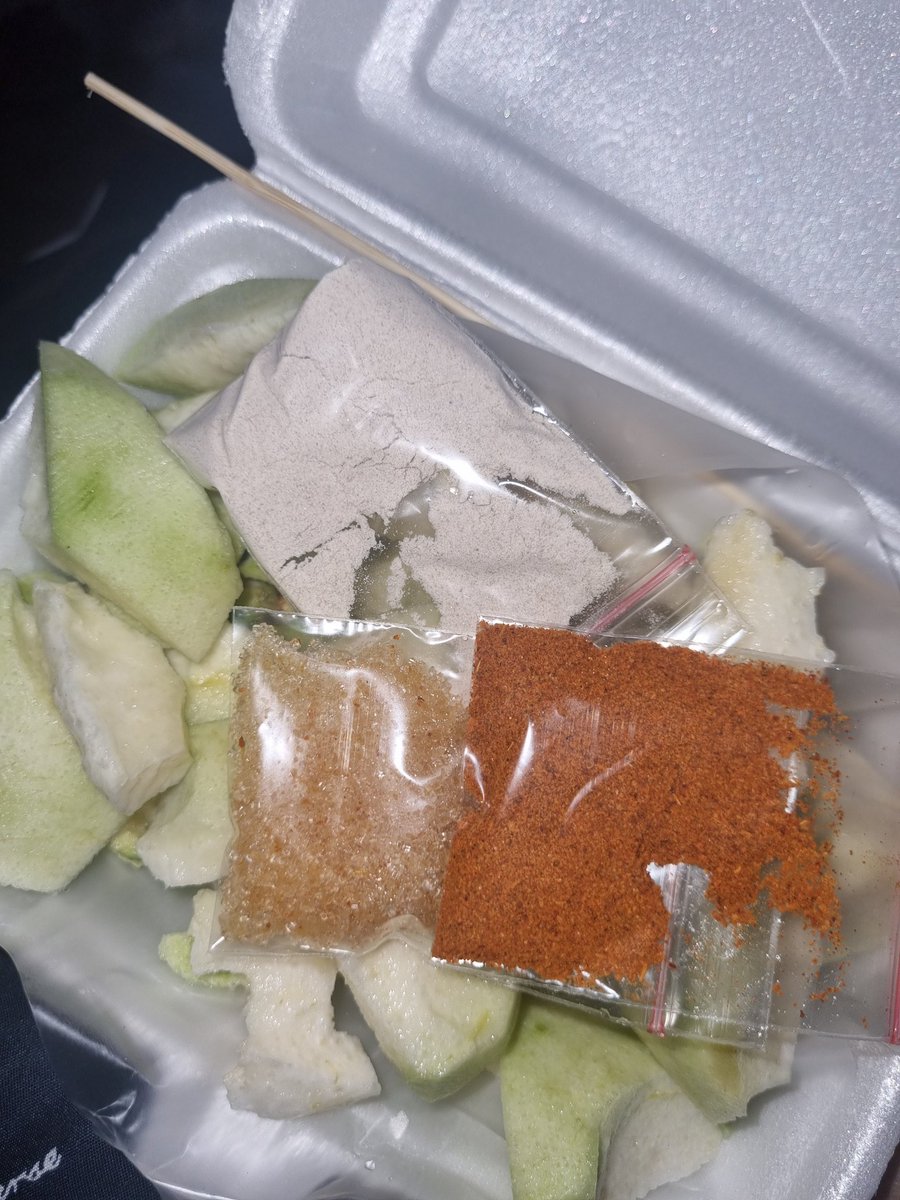 heyo_zii's tweet photo. luv banget sama rujak jambu kristal, kenapa bumbu lu tuh enak sekali https://t.co/OxsV9MFUQO