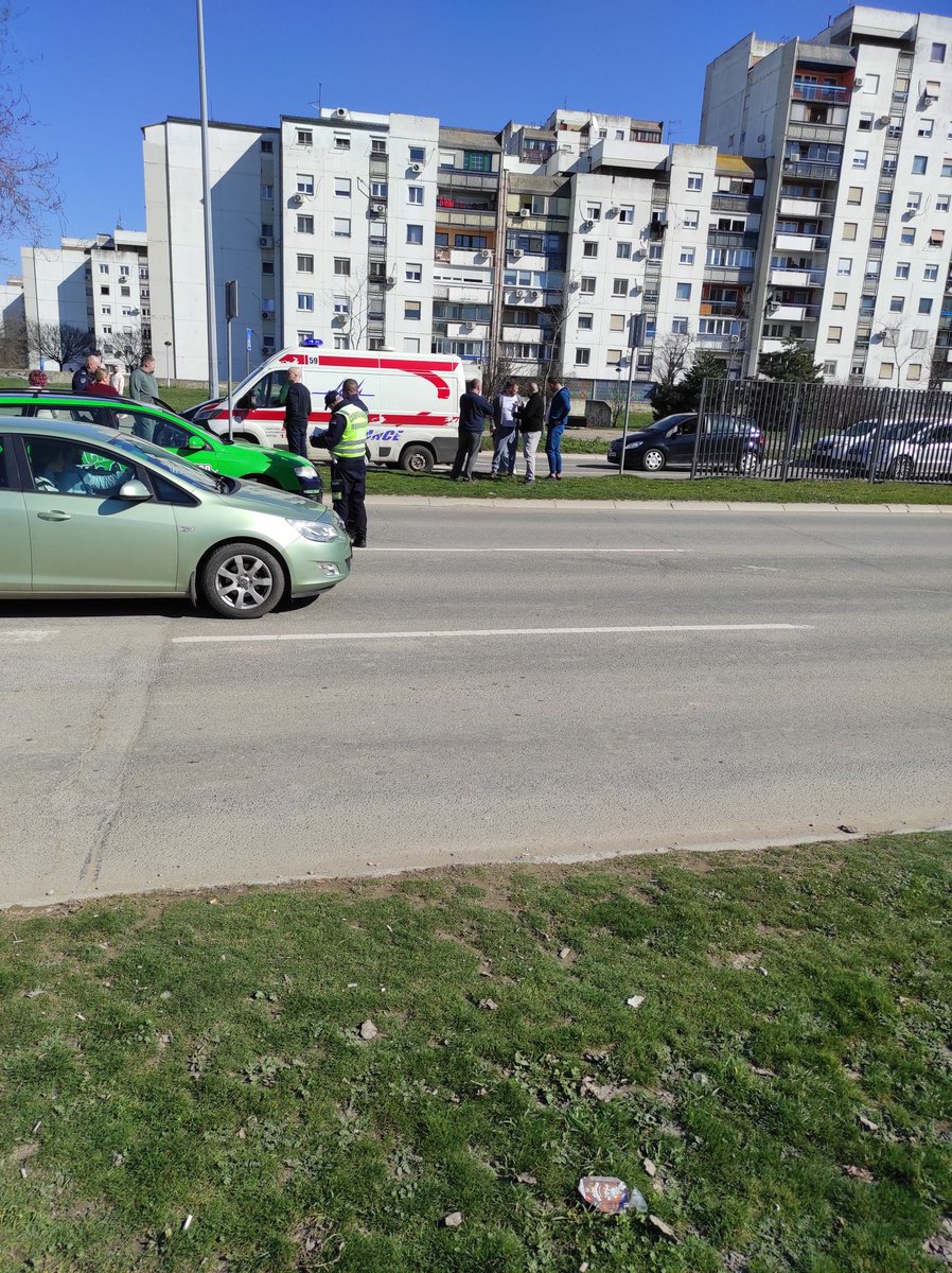 Na pešačkom u Dr. Ivana Ribara ka Lidlu ovaj kreten je pokosio dve devojčice od 9-10 godina.
Odma je izletelo ćaci da objasni kako se to dešava.
Došla je hitna brzo da odveze decu.
Pobiše nam decu idioti. Jebala vas obilaznica.
Urlao sam na kretene dok mi grlo nije puklo.