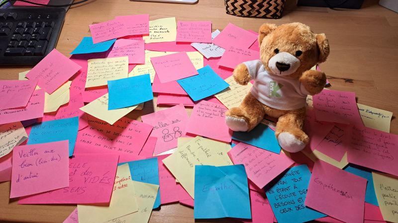 MaMascotte's tweet photo. Ne sombrez pas sous les notes. Passez au-dessus. Comme nous le montre la peluche de @kokan.🧸🇰 Vous souhaitez une peluche qui vous ressemble, allez sur https://t.co/kFZ5lovjnb. #Work #MaMascotte #Kokan https://t.co/MPjT2XFku0