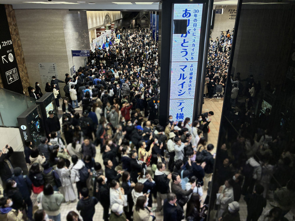 マルイシティ横浜、30年の歴史に幕💐
最後は溢れんばかりの人に見守られての閉店でした。
寂しくなるなぁ…😢

ポケモンセンターなどは今後も継続！
これから跡地がどう変わっていくのかも追いかけていこうと思います。🏃‍♂️💨