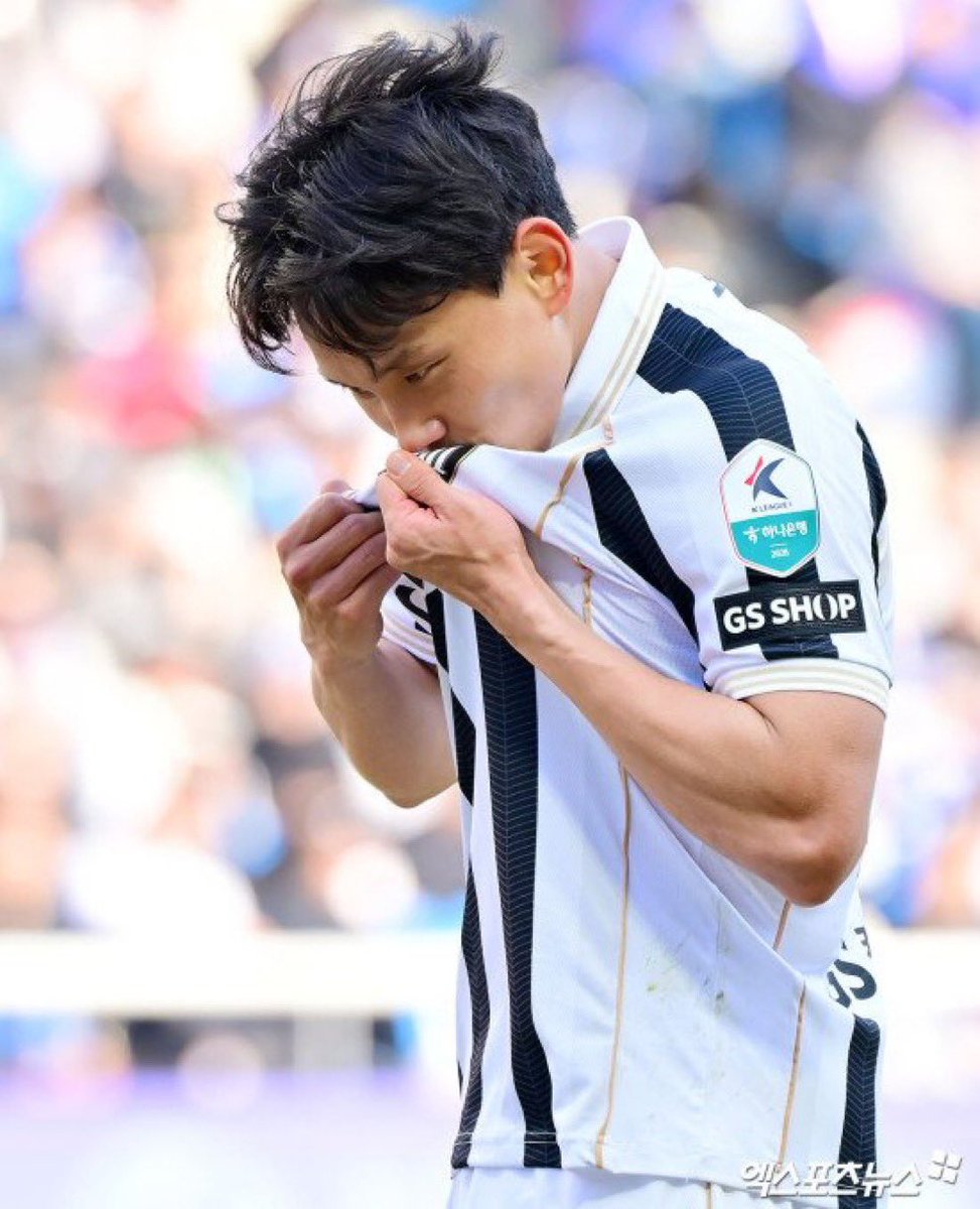 _fcseoul's tweet photo. 조영욱엠블럼키스진짜감동적임진짜너무너무 https://t.co/9Gn0ZfC9DH