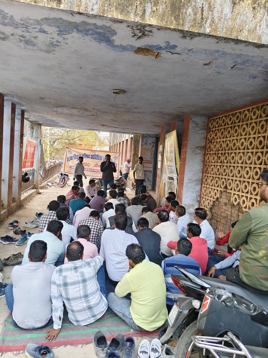 rvppksjaunpur's tweet photo. मा ऊर्जामंत्री @aksharmaBharat जी,अगर दलाली का कार्य टीजी2 करते हैं तो तकनीशियन संवर्ग की भी जांच करा लीजिये,@UPPCLLKO के IAS प्रबन्धन की व अपनी भी जांच करा लीजिए,पता चल जाएगा कौन दलाल है और कौन स्वाभिमानी है.? @ChairmanUppcl @mduppcl @MdPuvvnl @MdPvvnl @RVPPKSUP @rvppks_puvvnl_ https://t.co/qAAtb47xW6