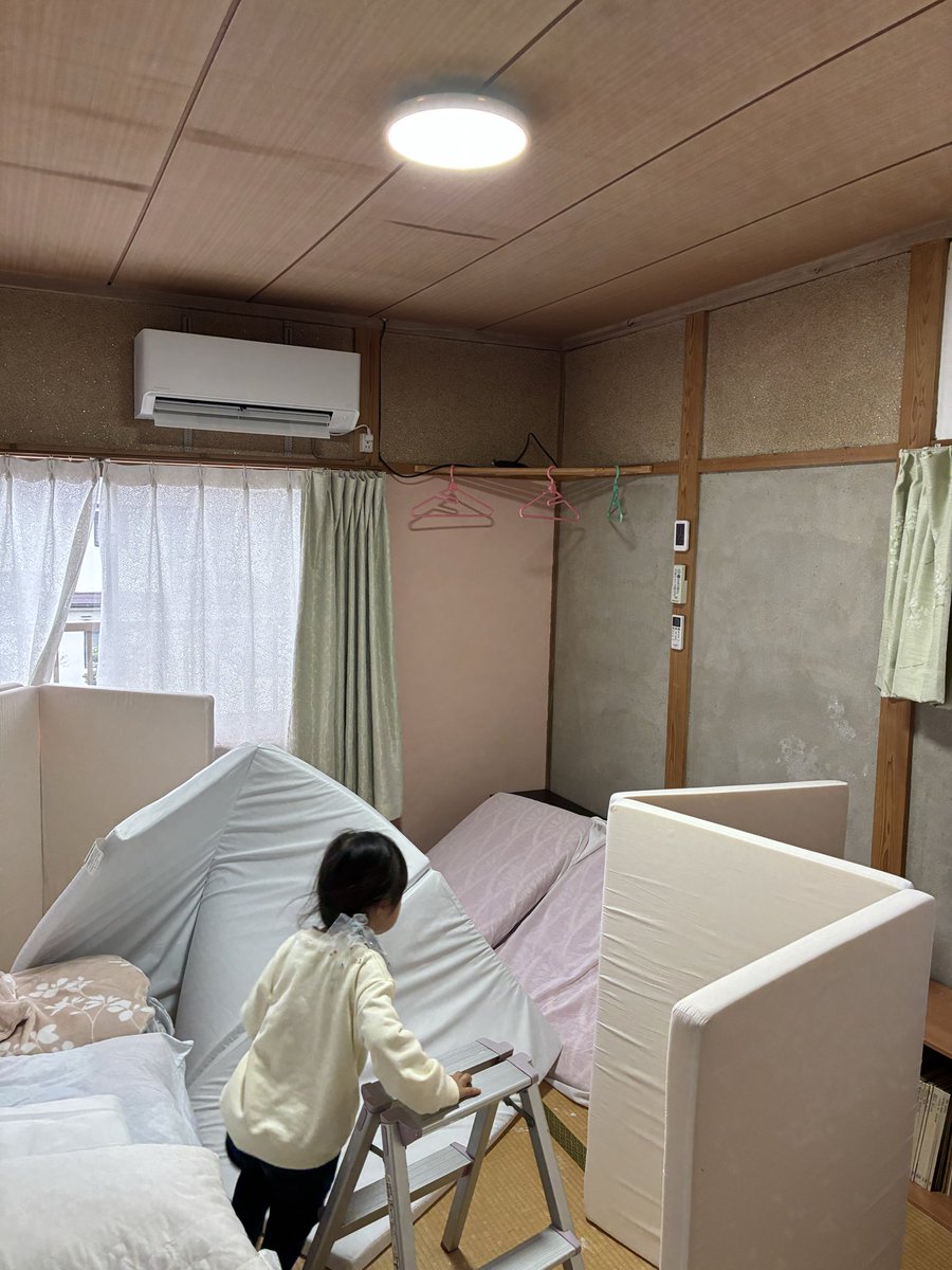 pu_pu_ken's tweet image. 「まだ使えるから」って言う親を説得して、
実家の照明LED化💡
とりあえず引っ掛けシーリングの簡単なヤツだけ。

変わったこと：
✨ 部屋がパッと明るくなって家全体が若返った
🔌 電気削減（これには親もニッコリ）
🪜 電球交換から親を解放！

#親孝行 #実家 #LED化 #ライフハック #暮らしを整える