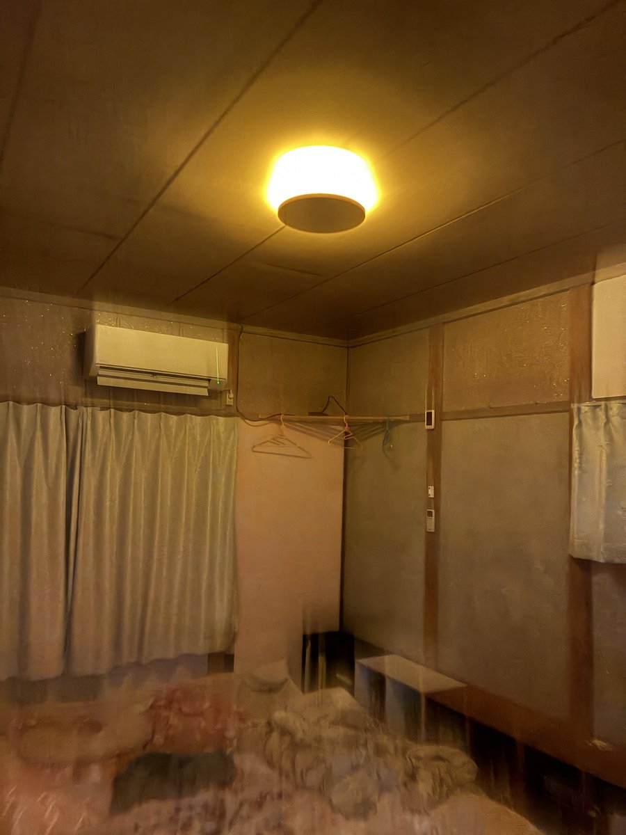 pu_pu_ken's tweet image. 「まだ使えるから」って言う親を説得して、
実家の照明LED化💡
とりあえず引っ掛けシーリングの簡単なヤツだけ。

変わったこと：
✨ 部屋がパッと明るくなって家全体が若返った
🔌 電気削減（これには親もニッコリ）
🪜 電球交換から親を解放！

#親孝行 #実家 #LED化 #ライフハック #暮らしを整える