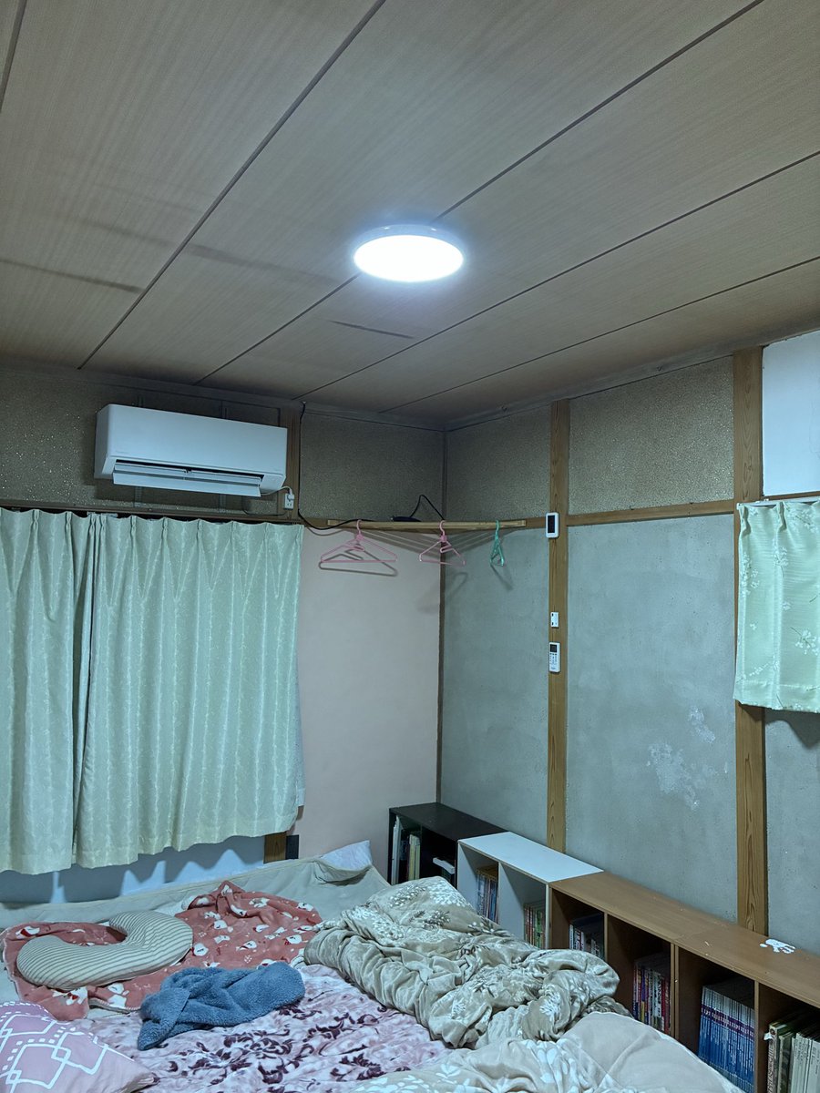 pu_pu_ken's tweet image. 「まだ使えるから」って言う親を説得して、
実家の照明LED化💡
とりあえず引っ掛けシーリングの簡単なヤツだけ。

変わったこと：
✨ 部屋がパッと明るくなって家全体が若返った
🔌 電気削減（これには親もニッコリ）
🪜 電球交換から親を解放！

#親孝行 #実家 #LED化 #ライフハック #暮らしを整える