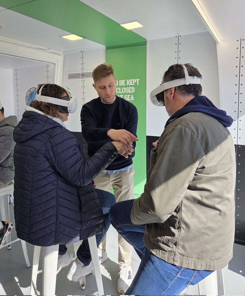 _Opagac's tweet photo. ¿Te atreves a sumergirte? 🤿

Dentro de nuestro autobús en Príncipe Pío puedes vivir una experiencia de realidad virtual 360º para entender el trabajo de alta mar en pleno centro de la ciudad. 🚢

🌊 ¡Pasa y vive el futuro de la pesca con #HandsForTheOceans! https://t.co/nq3pu8OWsq