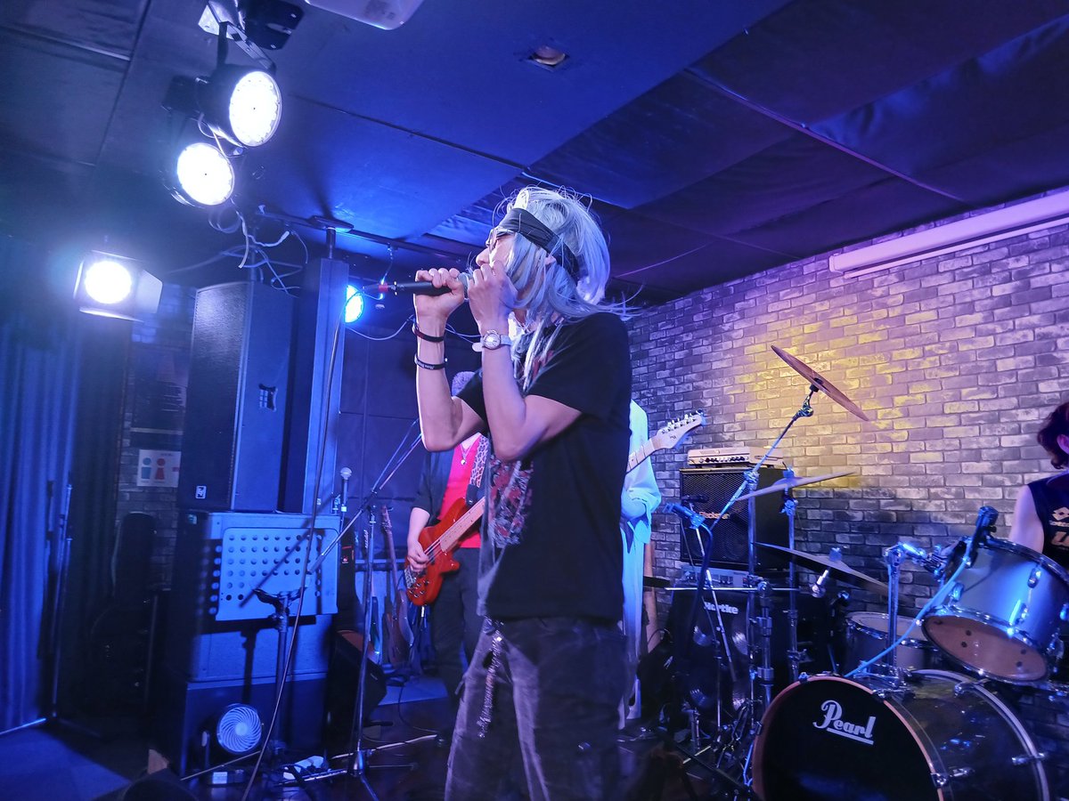 Osk_piano's tweet photo. 純也くんバンドNext Rose、Relax-JAM の人達のLIVEへマネージャー(兄)と参戦してきました♫
初めて見たけど凄く良かった‼️とアニイも感動ㅜㅠ Dreaminで、そしてメタリックで2組共にカッコ良かった♫🌱
모두 모두 고마워요！
#NextRose 
#RelaxJAM 
#YOROZUBAR https://t.co/ClIvZQV6ec