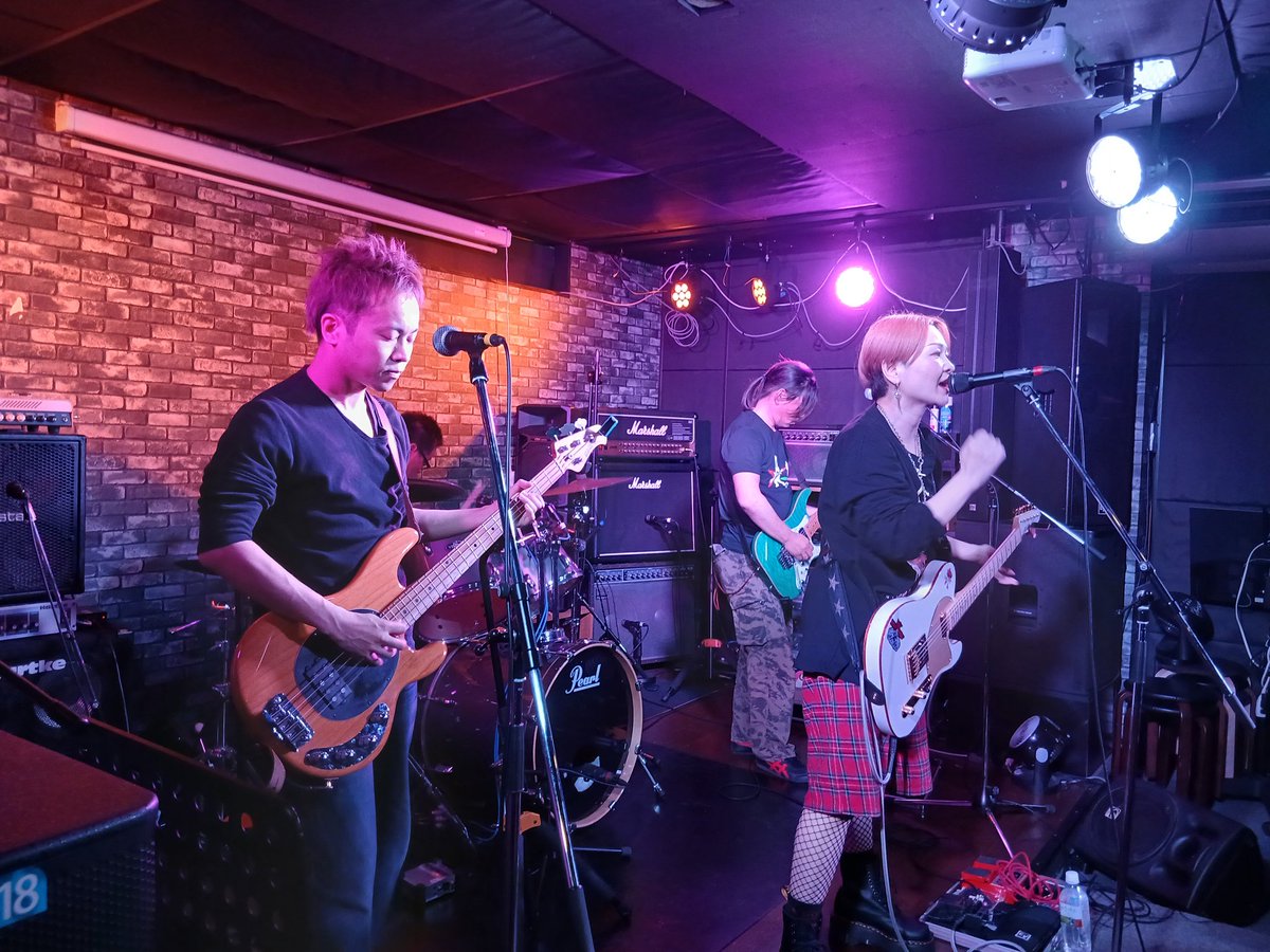 Osk_piano's tweet photo. 純也くんバンドNext Rose、Relax-JAM の人達のLIVEへマネージャー(兄)と参戦してきました♫
初めて見たけど凄く良かった‼️とアニイも感動ㅜㅠ Dreaminで、そしてメタリックで2組共にカッコ良かった♫🌱
모두 모두 고마워요！
#NextRose 
#RelaxJAM 
#YOROZUBAR https://t.co/ClIvZQV6ec