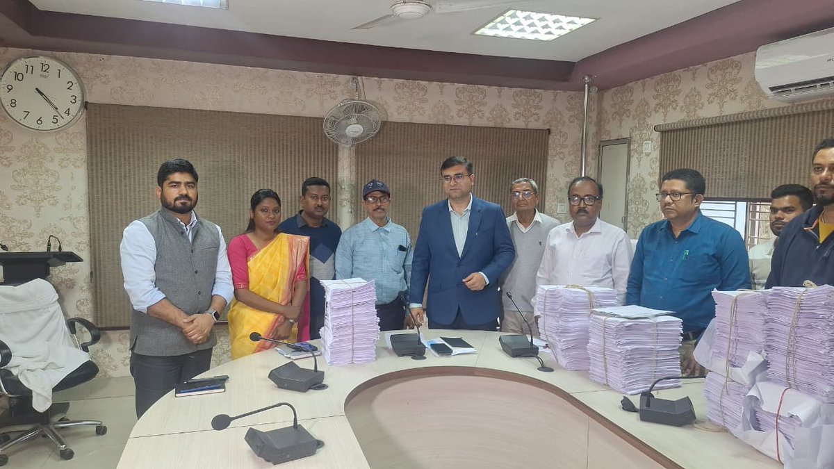 DarjeelingDico's tweet photo. District Election Officer, Darjeeling handed over the hard copies of the voter lists to the representatives of the political parties at Siliguri, West Bengal today. https://t.co/ivNwEr1lc3